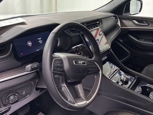 Used 2025 Jeep Grand Cherokee Limited image 11