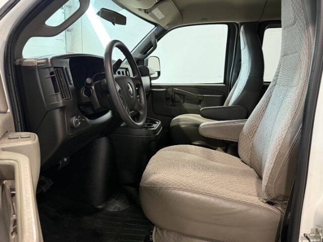 Used 2017 Chevrolet Express 3500 LT w/ LT Preferred Equipment Group RWD image 12