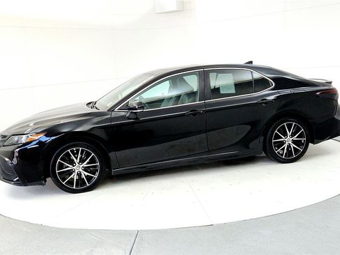 Used 2022 Toyota Camry SE image 3