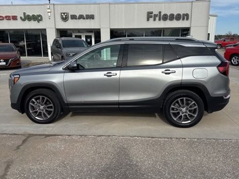 Used 2024 GMC Terrain SLT image 9