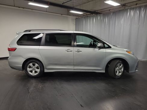 Used 2019 Toyota Sienna LE w/ LE Preferred Package image 9