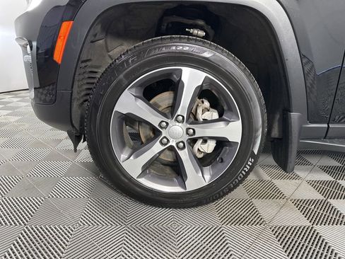 Used 2025 Jeep Grand Cherokee Limited w/ Luxury Tech Group II AWD/4WD image 8