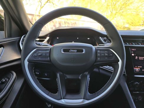 Used 2025 Jeep Grand Cherokee Altitude AWD/4WD image 19