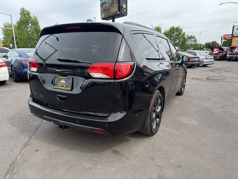 Used 2019 Chrysler Pacifica Touring-L Plus FWD image 7