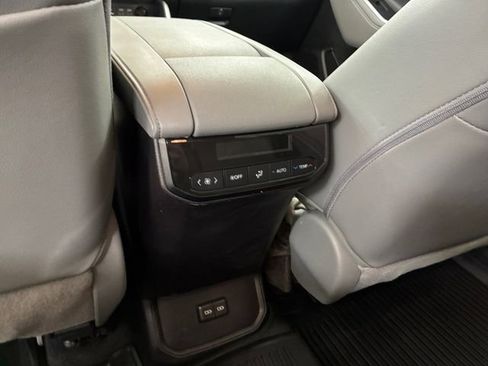 Used 2022 Toyota Highlander XLE AWD/4WD image 19