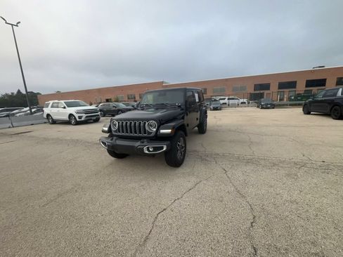 Used 2025 Jeep Wrangler Unlimited Sahara AWD/4WD image 4