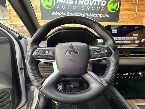 Used 2023 Mitsubishi Outlander SE image 17