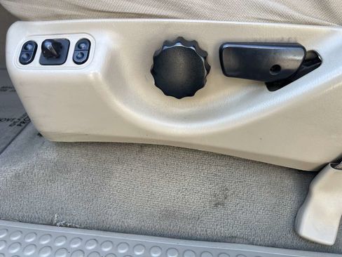 Used 2005 Ford Excursion XLT AWD/4WD image 12