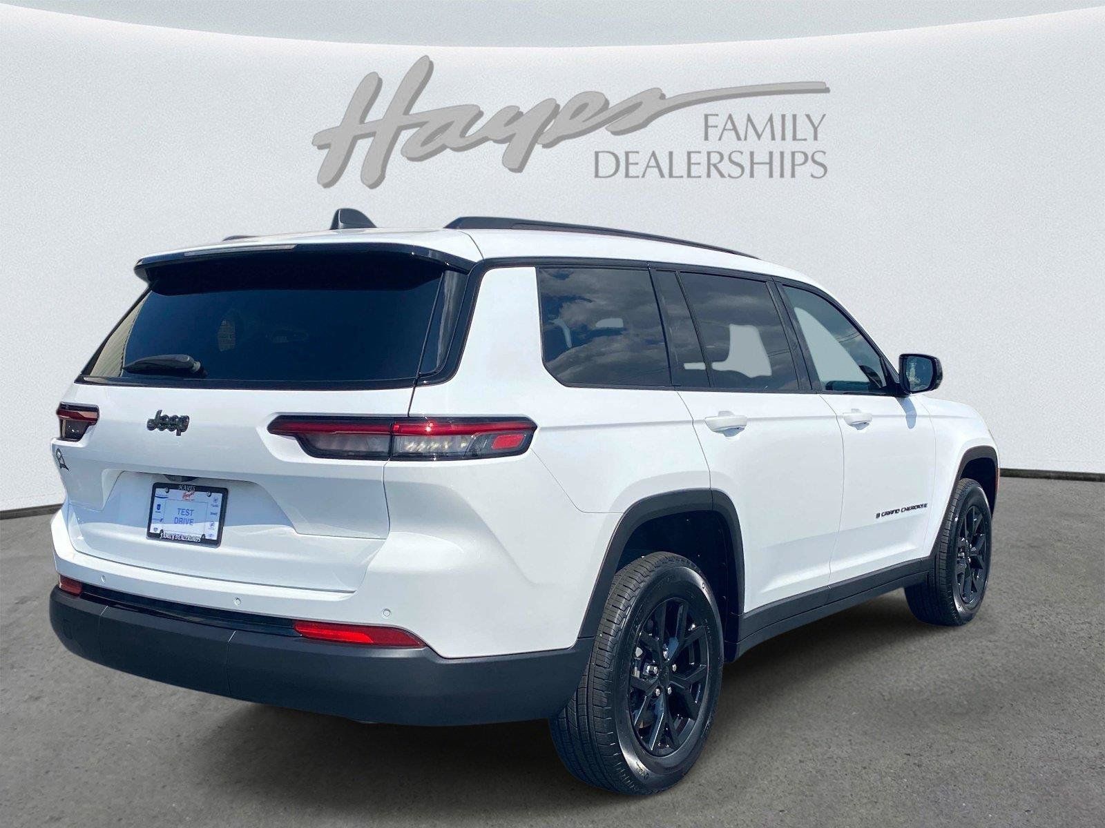 Used 2025 Jeep Grand Cherokee L Laredo RWD image 3
