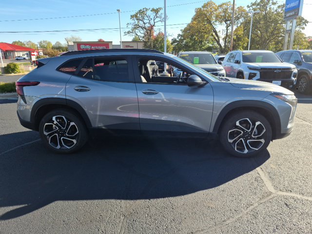 Used 2025 Chevrolet Trax RS w/ Sunroof Package FWD image 7