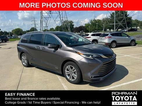 Used 2021 Toyota Sienna Platinum AWD/4WD image 3
