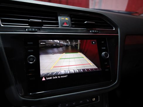 Used 2020 Volkswagen Tiguan SE R-Line image 19