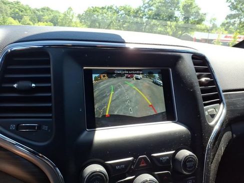 Used 2021 Jeep Grand Cherokee Laredo AWD/4WD image 14