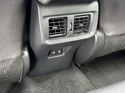 Used 2022 Toyota Venza LE image 12