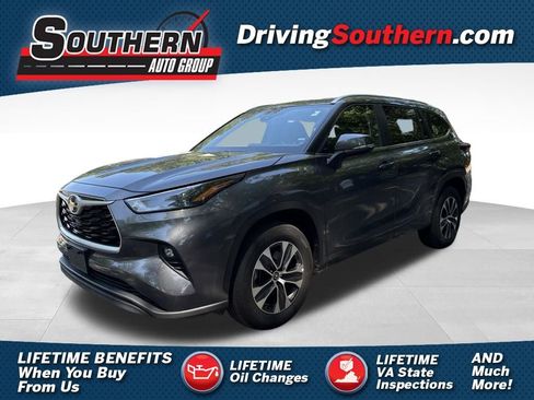 Used 2025 Toyota Highlander XLE FWD image 1