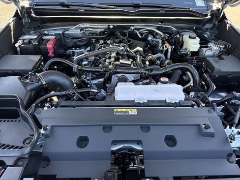 Certified 2025 Toyota Tacoma SR5 AWD/4WD image 31