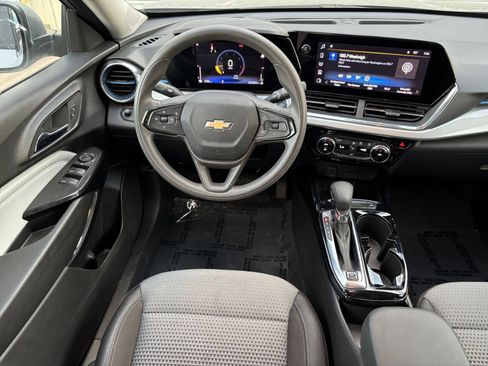 Used 2025 Chevrolet Trax LT FWD image 33