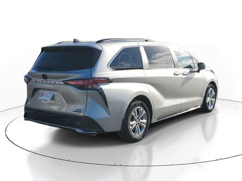 Certified 2023 Toyota Sienna XSE image 4