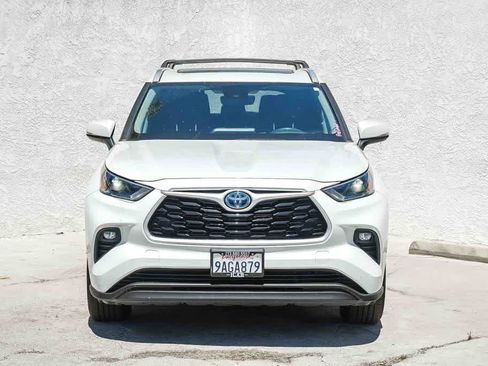 Used 2022 Toyota Highlander XLE FWD image 2