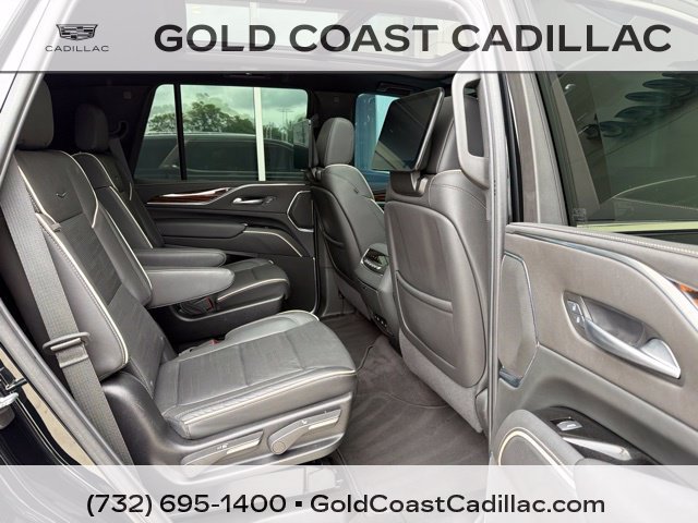Used 2024 Cadillac Escalade Premium Luxury AWD/4WD image 9