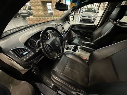 Used 2020 Dodge Grand Caravan SXT image 13