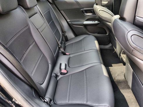 Used 2025 Mercedes-Benz GLC 300 4MATIC image 22