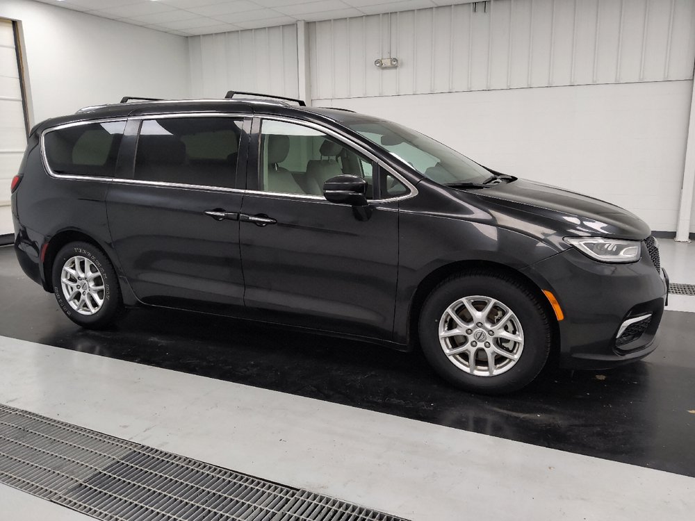 Used 2021 Chrysler Pacifica Touring-L FWD image 11