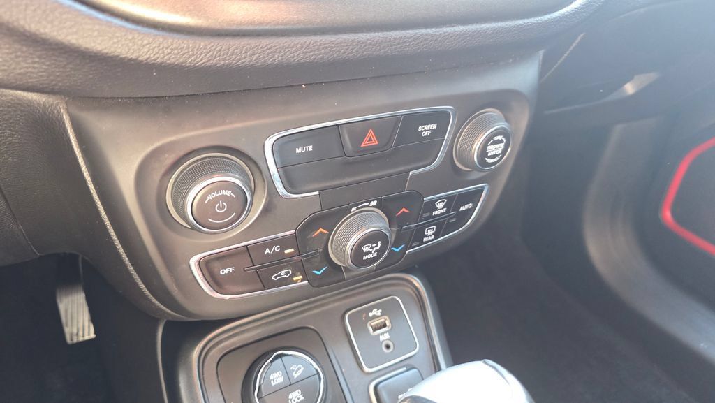 Used 2018 Jeep Compass Trailhawk w/ Cold Weather Group AWD/4WD image 19