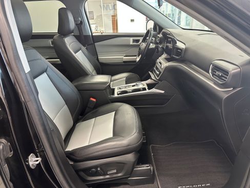 Used 2022 Ford Explorer XLT w/ Equipment Group 202A image 16