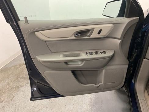 Used 2017 Chevrolet Traverse LT image 17