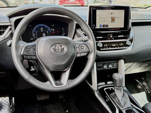 Used 2025 Toyota Corolla Cross XLE w/ Convenience Package FWD image 42