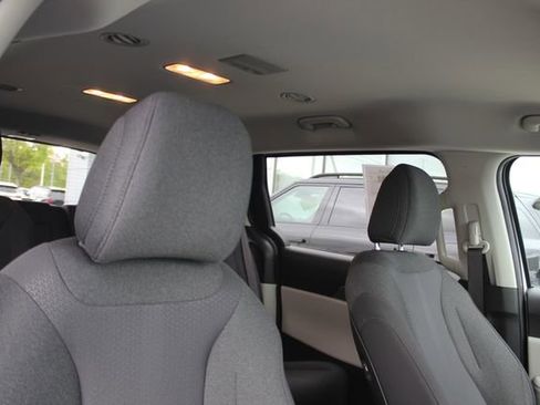 Used 2024 Kia Carnival LX FWD image 31