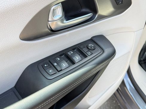 Used 2023 Chrysler Pacifica Touring-L FWD image 14