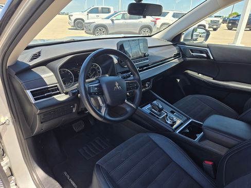 Used 2024 Mitsubishi Outlander AWD image 11