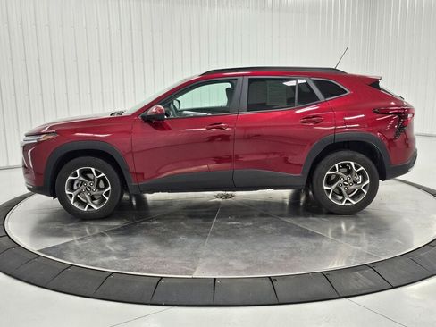 Used 2025 Chevrolet Trax LT FWD image 2