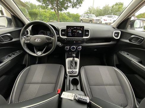 Used 2022 Hyundai Venue Limited FWD image 13