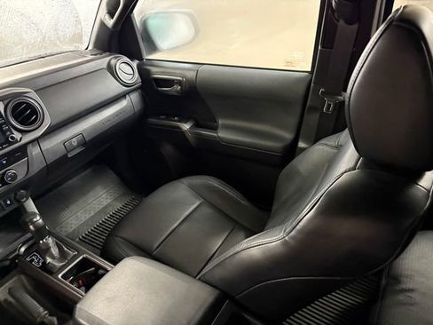 Certified 2020 Toyota Tacoma TRD Sport image 29