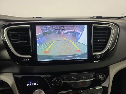 Used 2024 Chrysler Pacifica Touring-L FWD image 22