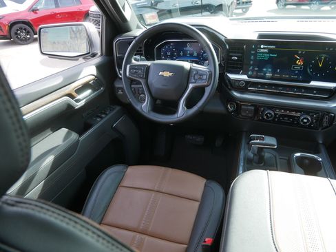 Used 2025 Chevrolet Silverado 1500 High Country w/ Technology Package image 9