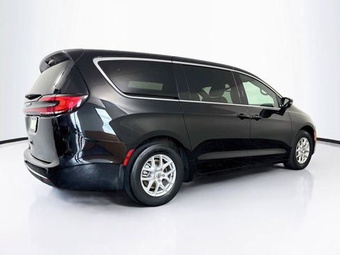 Used 2025 Chrysler Pacifica Select FWD image 5