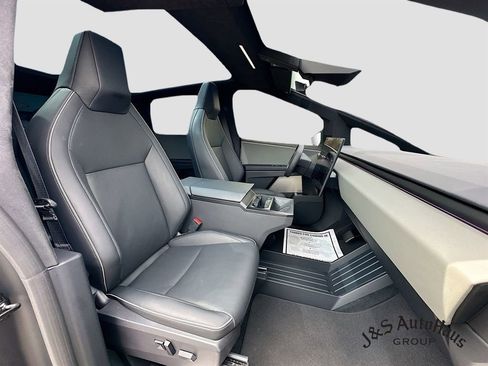 Used 2024 Tesla Cybertruck AWD Crew Cab image 36