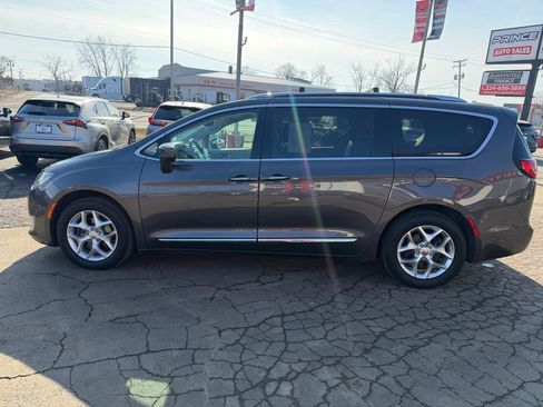 Used 2018 Chrysler Pacifica Touring-L w/ Tire & Wheel Group image 4