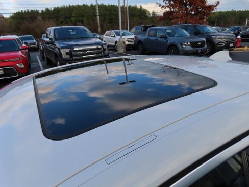 Used 2022 BMW 330i xDrive 330i xDrive w/ Driving Assistance Package image 10