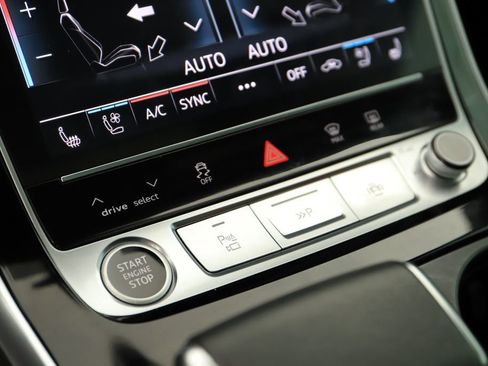 Used 2023 Audi Q8 Prestige w/ Prestige Package image 27