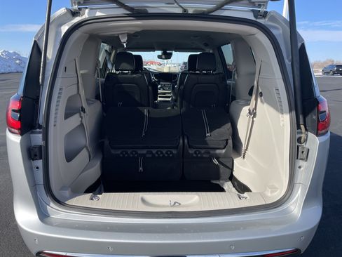 Used 2024 Chrysler Pacifica Touring-L image 33