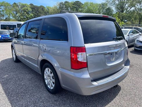Used 2015 Chrysler Town & Country Touring image 9