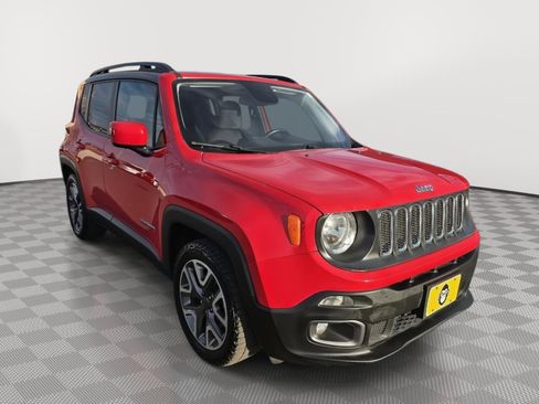 Used 2016 Jeep Renegade Latitude w/ Cold Weather Group FWD image 3