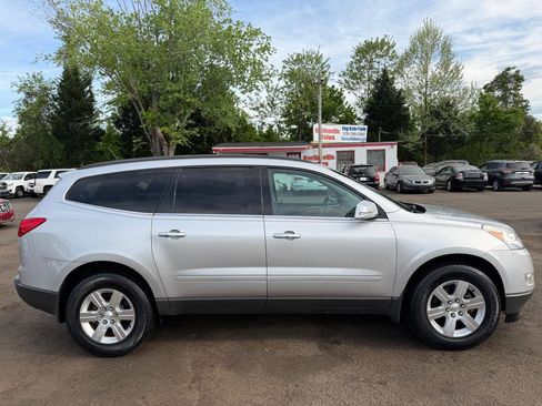 Used 2011 Chevrolet Traverse LT image 3