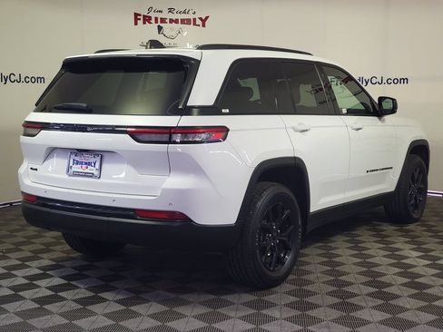 Used 2024 Jeep Grand Cherokee Altitude AWD/4WD image 3