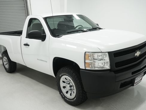 Used 2011 Chevrolet Silverado 1500 W/T RWD image 3